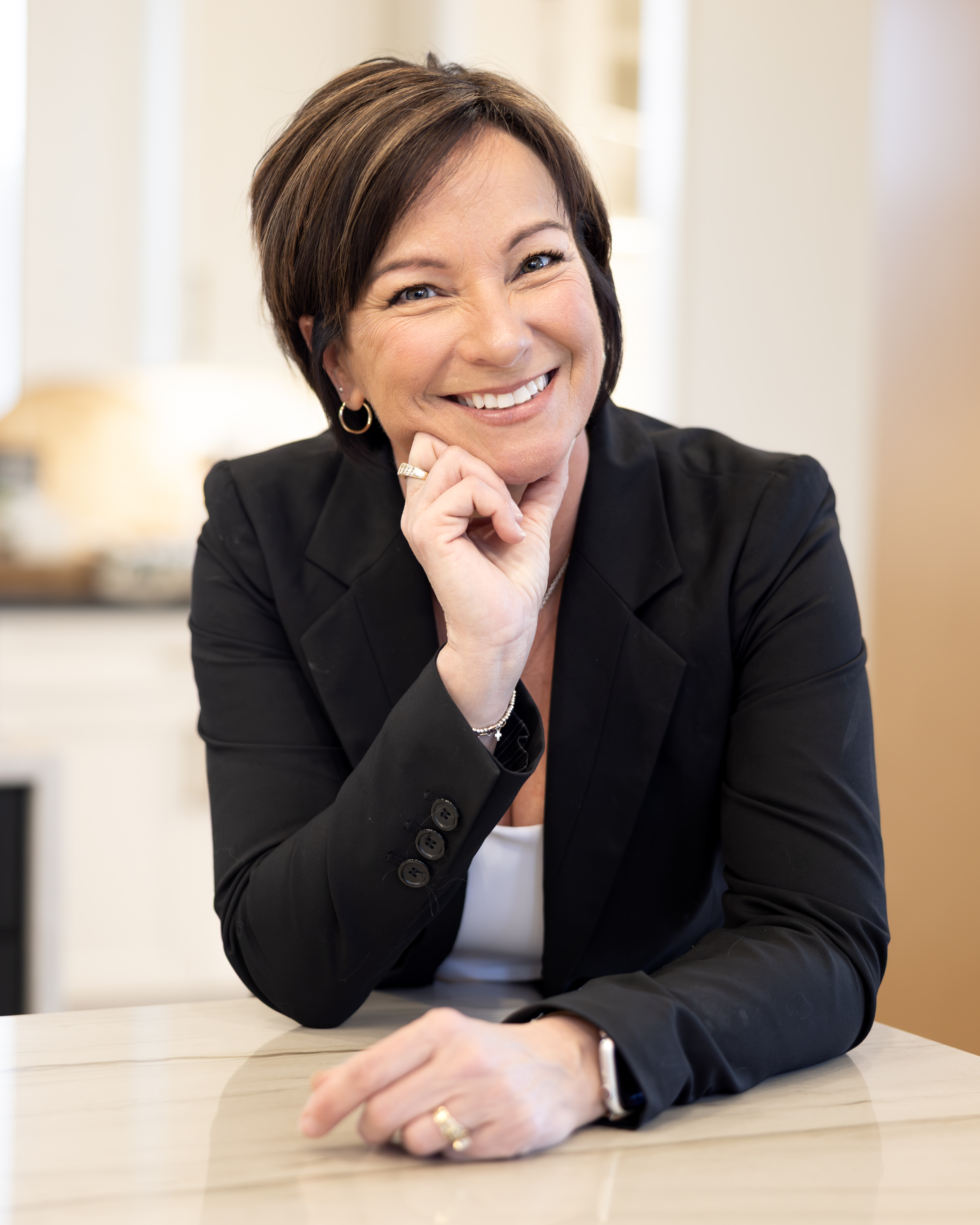 Contact - Jeni Hubenschmidt Real Estate Group - Jeni%20Hand%20Face